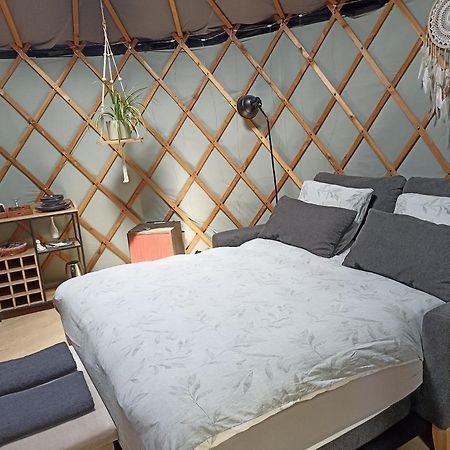 L'Echappee Au Jardin, Yourte Bucolique Godinne Bagian luar foto